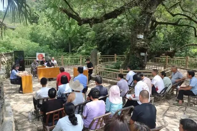 传统村落的庭审现场